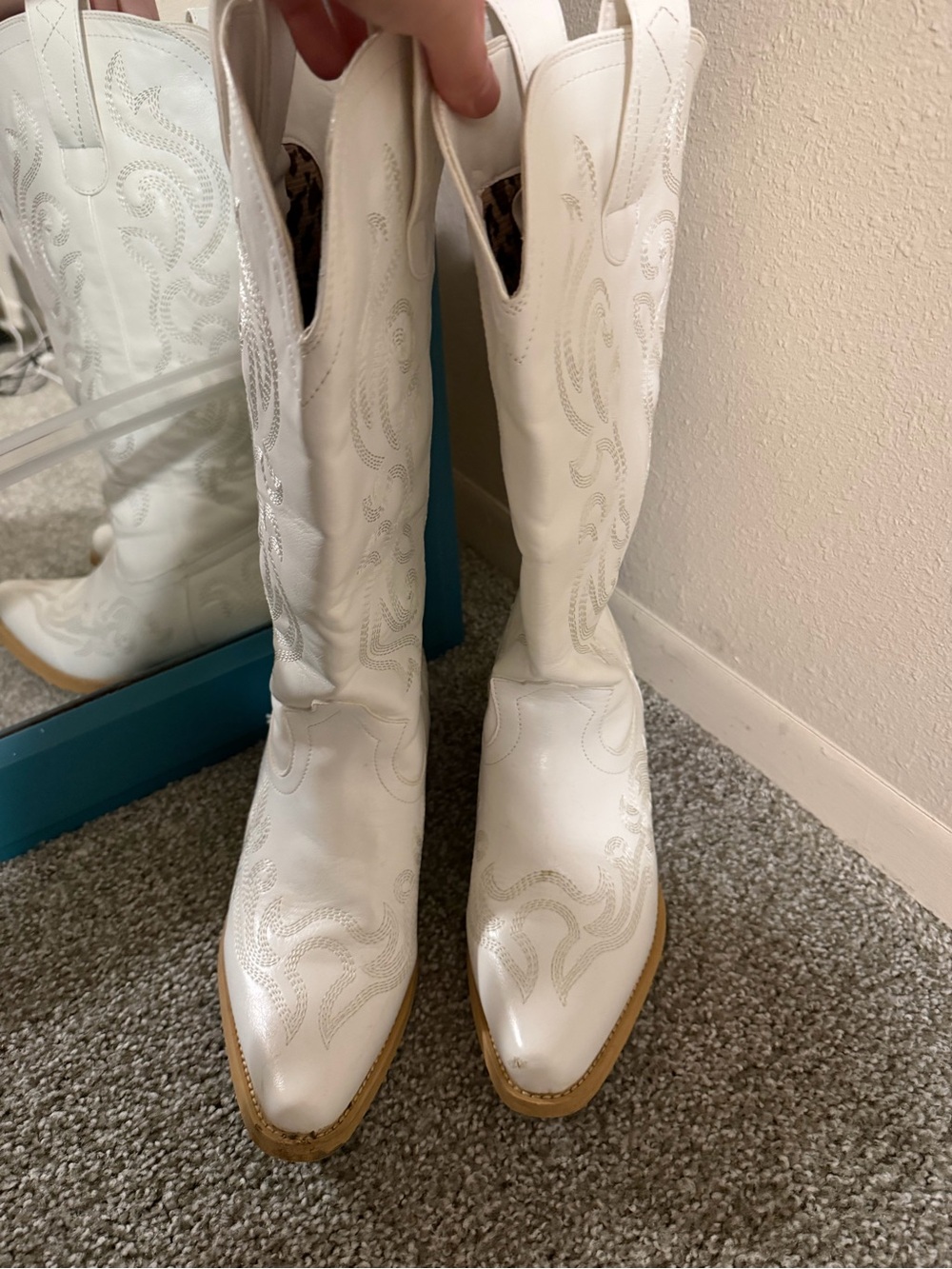 Women’s white synthetic leather boots - Picture 2 of 8